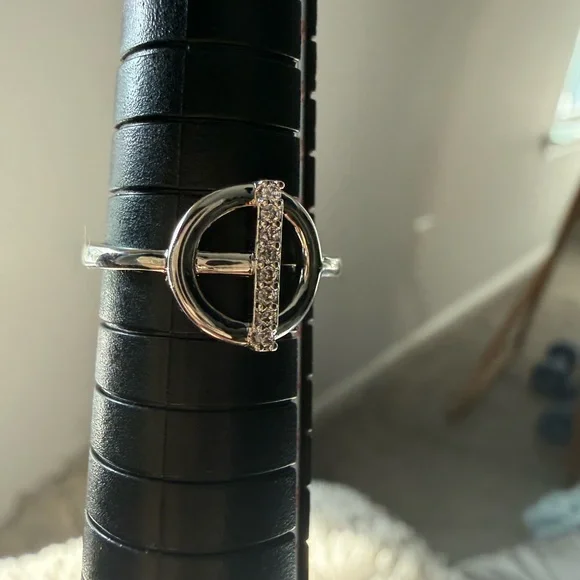 NEW!! White gold plated Circle Bar Pave Ring - Size 6 - Picture 10 of 13